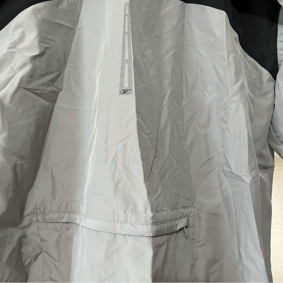 Women's NWT Reebok Vector Road Plus Convertible Pack-able Jacket - Picture 6 of 9